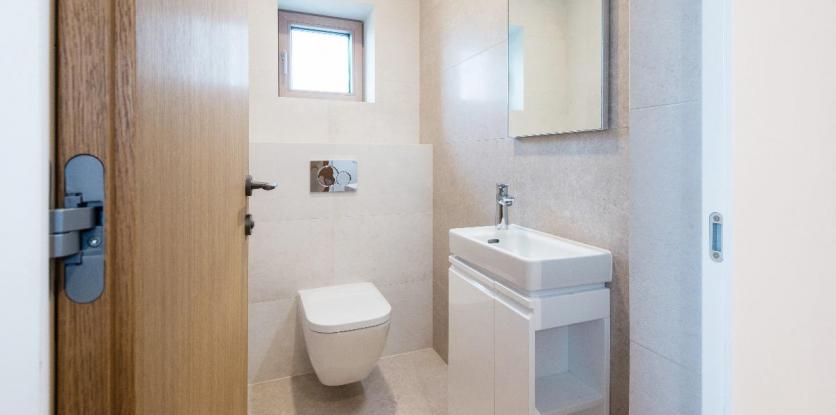 wc, mosdó. kis wc. fehér szeniter