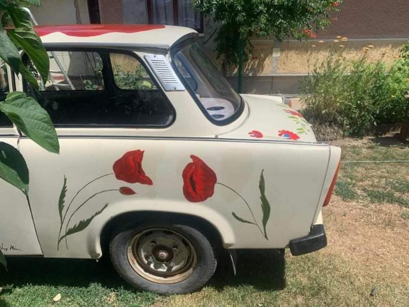 pipacsos Trabant