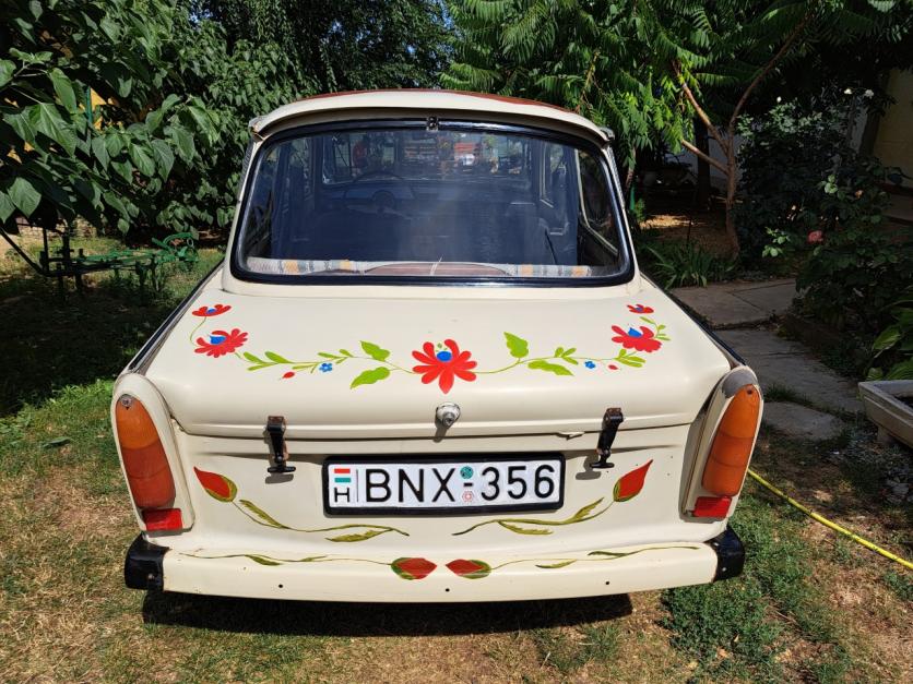 pipacsos Trabant